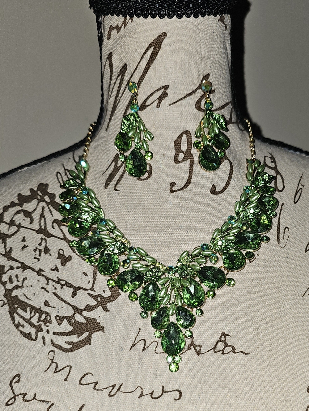 Green Crystal Collar Necklace and Drop Earrings Set
